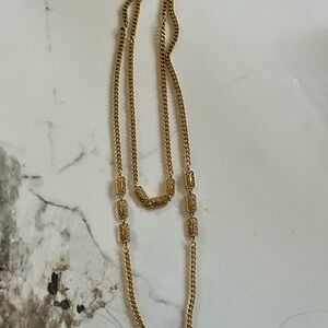 Chic Vintage Gold Plated Necklace with Intricate Detailing